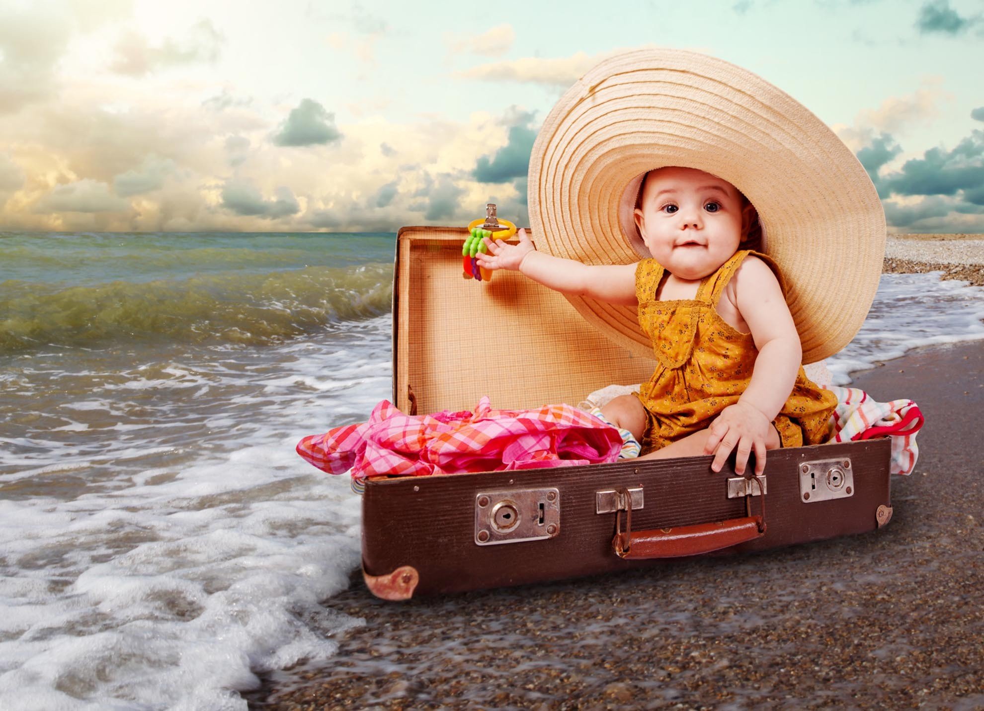 Guided holiday. Чемодан для детей. Отпуск чемодан. Фотосессия с чемоданом на природе. Малыш с чемоданом.