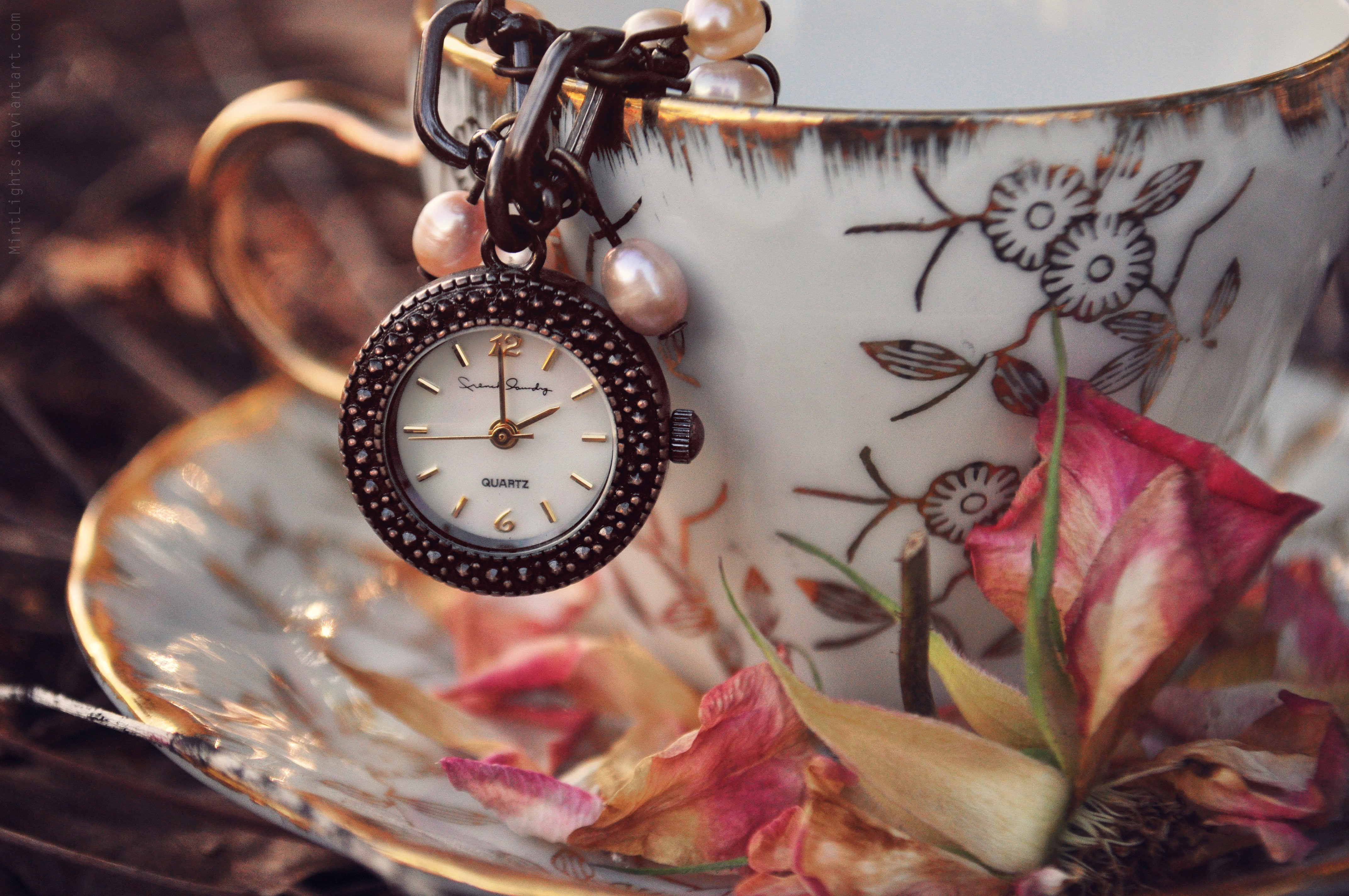 Очаровательное время. Красивые часы. Красивые предметы. Часы на красивом фоне. Часы "цветок".