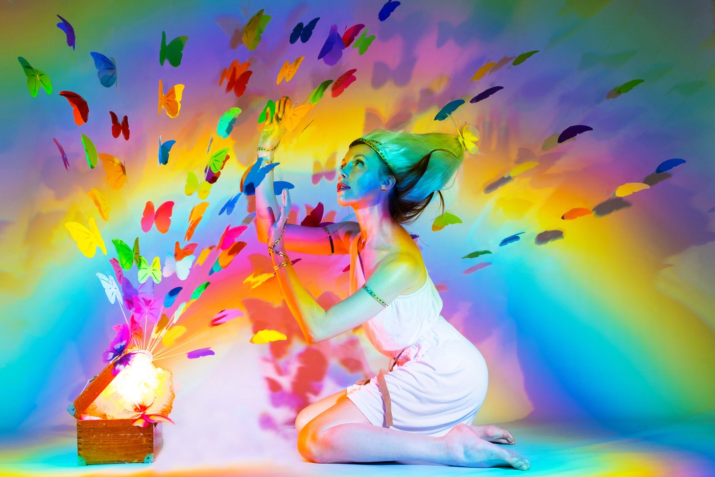 С днем рождения краски жизни. Девушка Радуга. Яркие краски. Раскрасить жизнь яркими красками. Радужное настроение.