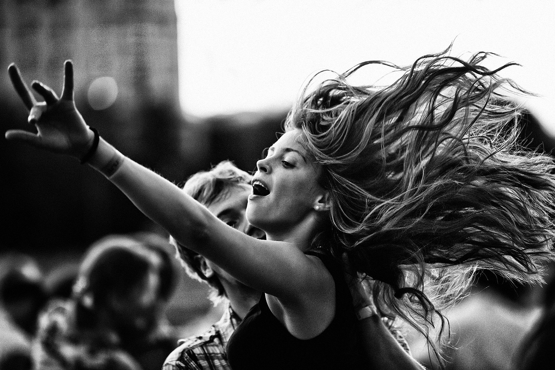 Веселая современная быстрая музыка. Счастливая девушка танцует. Девушка смеется. Сумасшедшие девушки. Девушка на рок концерте.