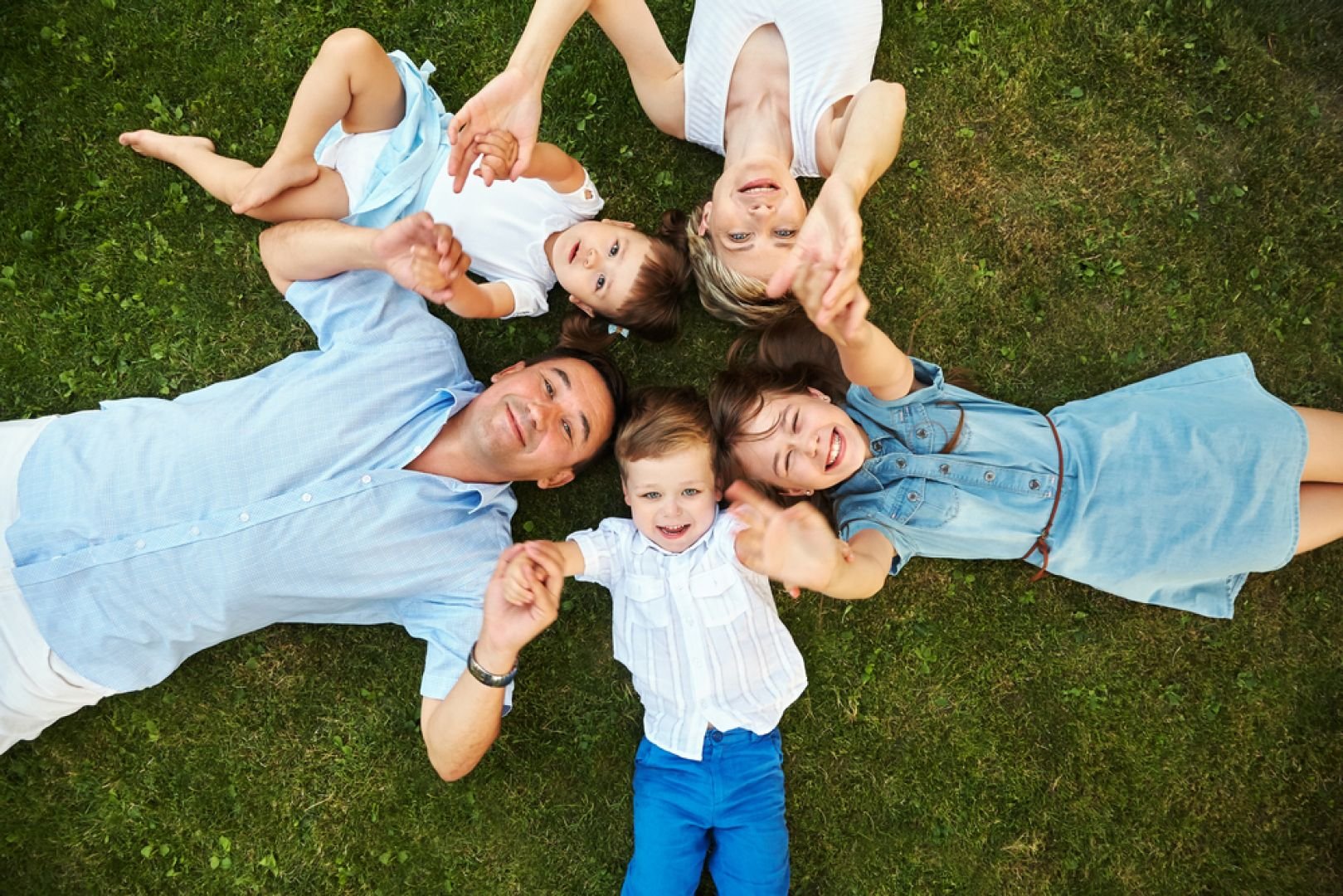 Есть трое детей. Семья. Счастливая многодетная семья. Счастливая семья фотосессия. Счастливая семья на траве.