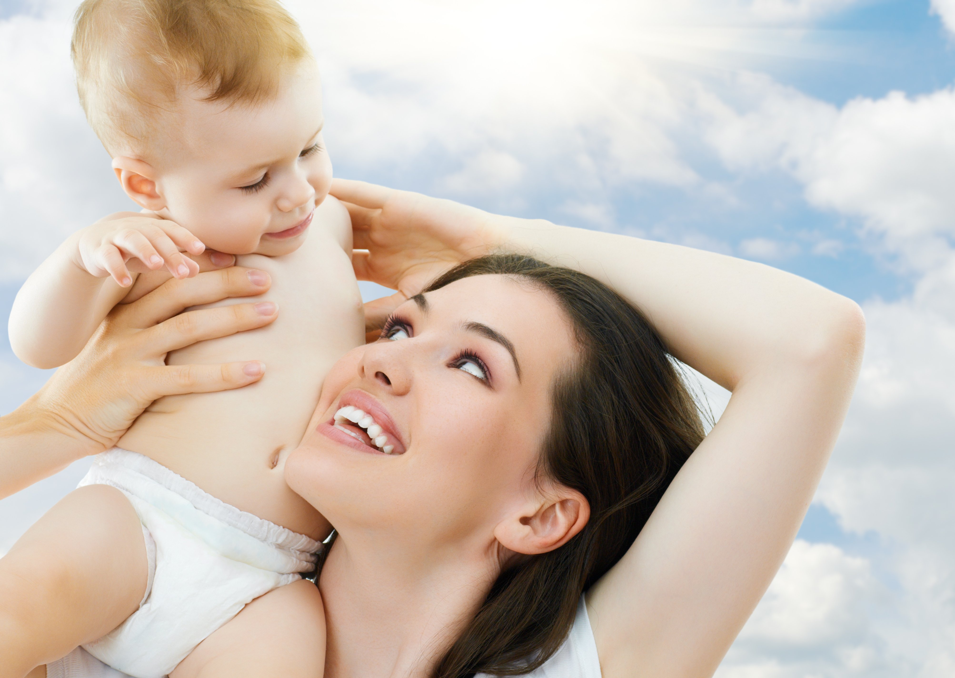 Мамочка картинки. Счастливая женщина с младенцем. Мама с малышом на руках. Счастливая мама с малышом. Счастливая мама счастливый малыш.