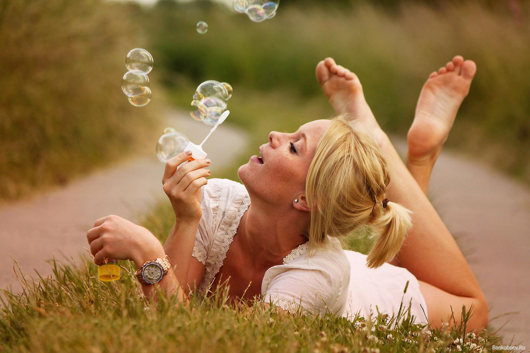 А пока наслаждаемся жизнью. Женщина с мыльными пузы. Фотосессия с мыльными пузырями. Счастье женщины. Счастливая женщина.