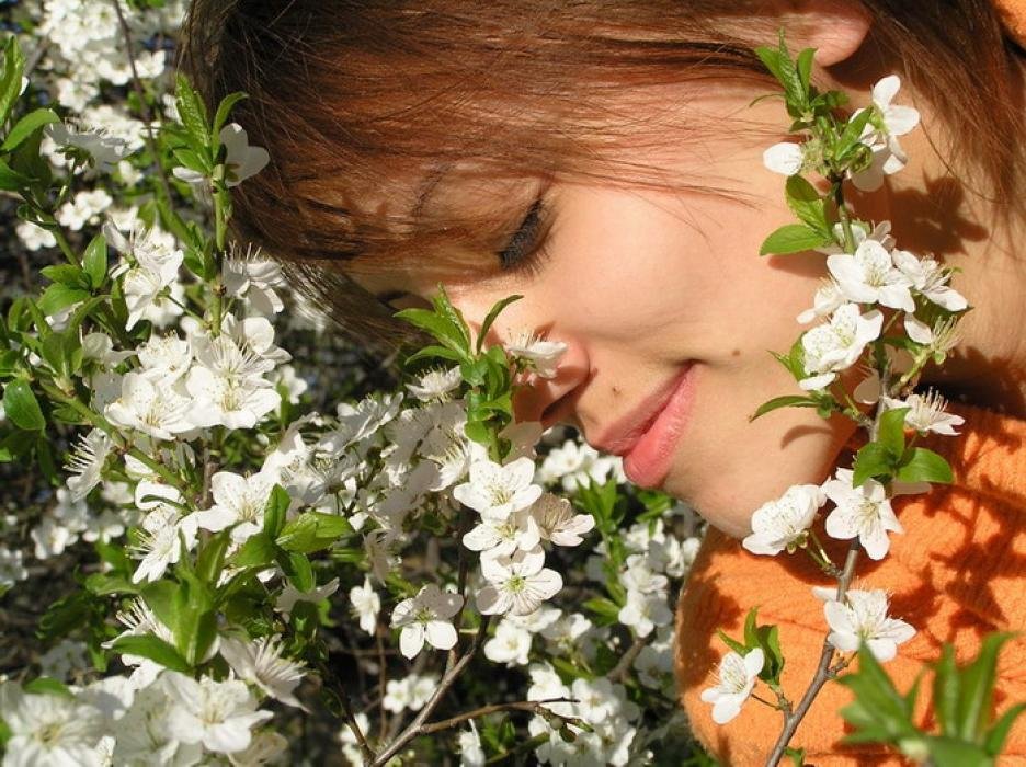 Чувствую запах цветов. Весенняя девушка. Благоухание весны.
