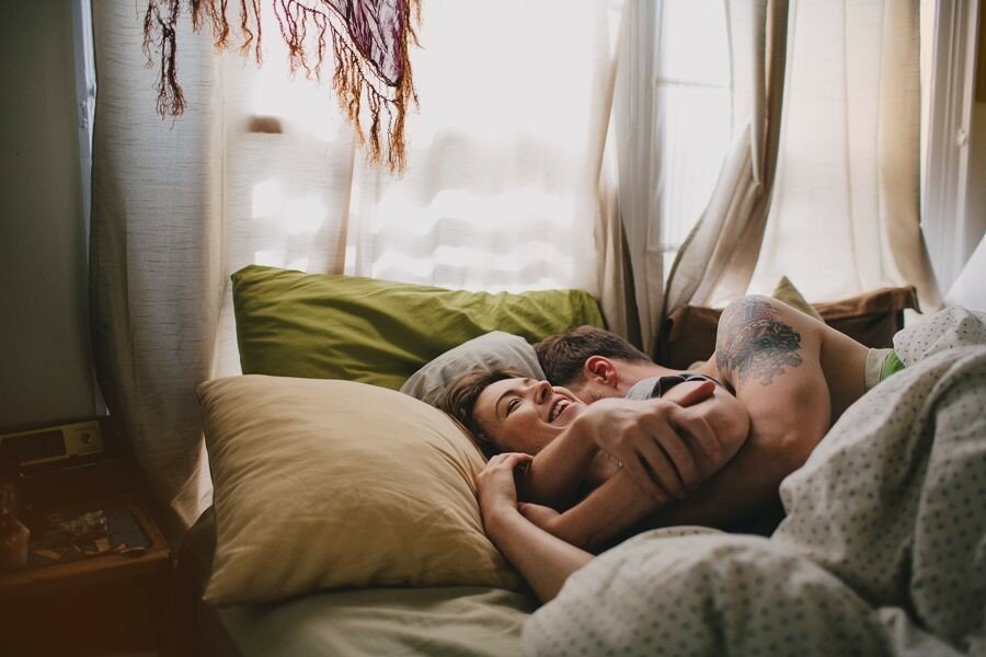 Девушка и парень утром в постели, нежный поцелуй