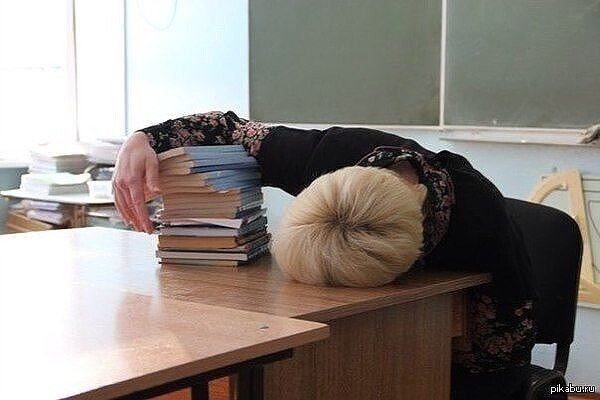 Уставшая учительница