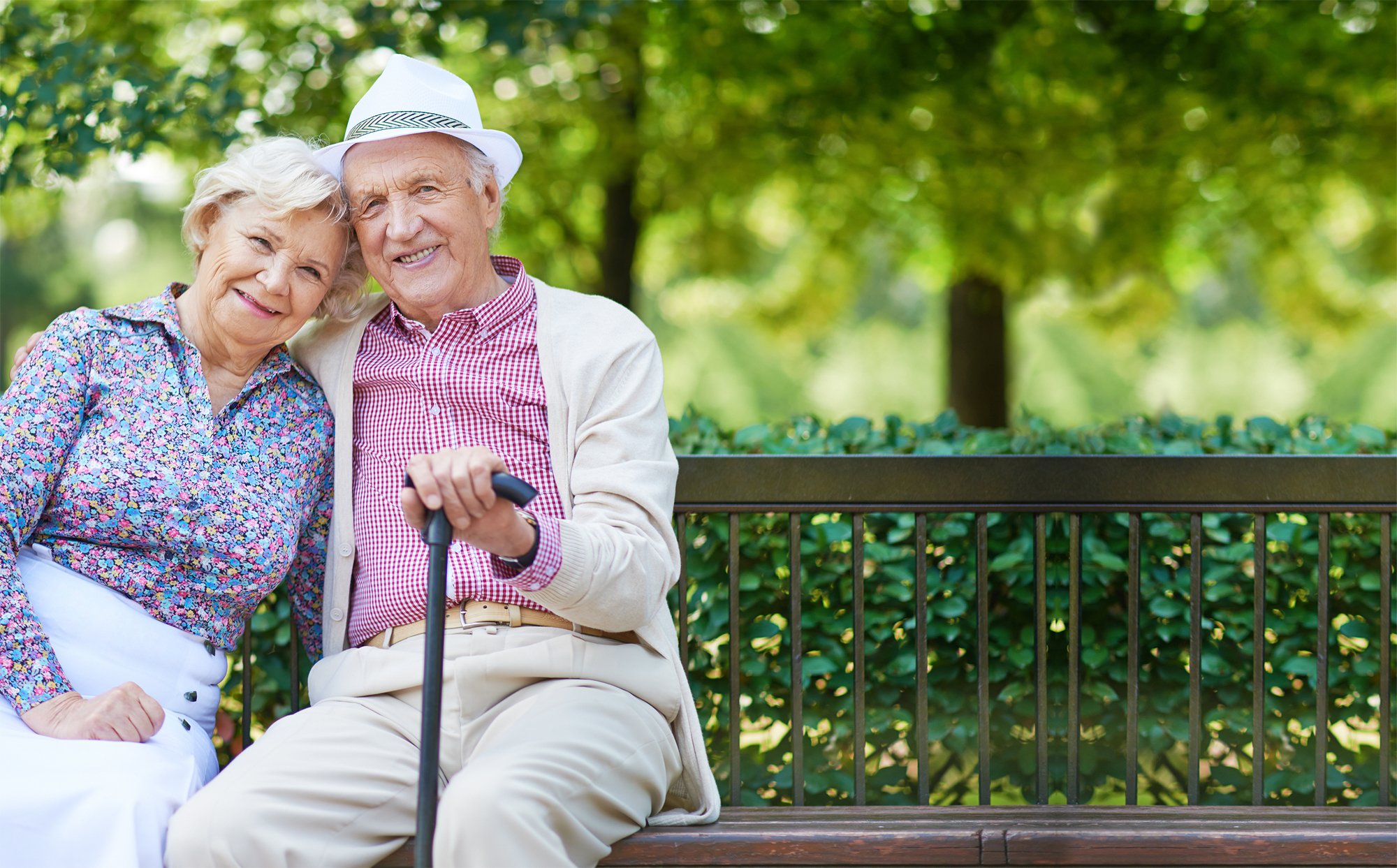 Добрые пенсионеры. Счастливые пенсионеры. Пожилые люди. Пенсионеры на даче. Счастливые пожилые люди.