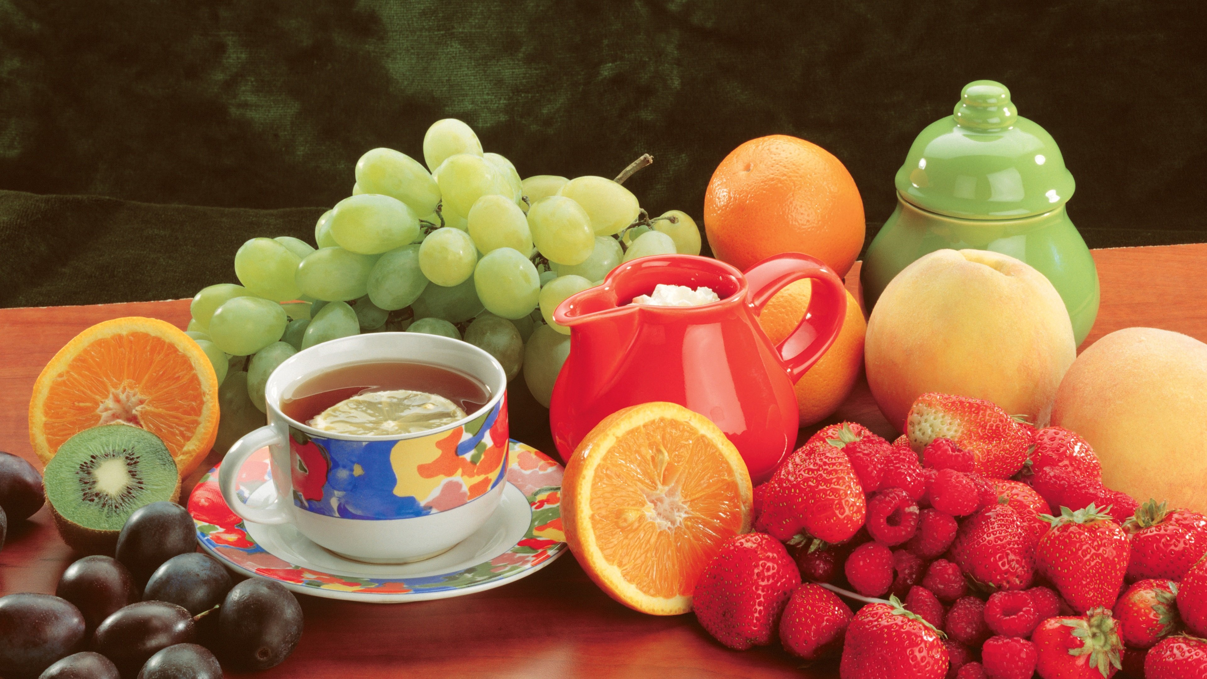 Фрукты утром можно. Фруктово-ягодный чай. Чай с фруктами и ягодами. Чашечка чая с фруктами. Красивый фруктовый чай.
