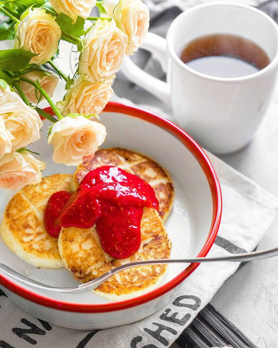 Цветные завтраки. Сырники Кофемания. Вкусный завтрак. Блины на завтрак. Завтрак с цветами.