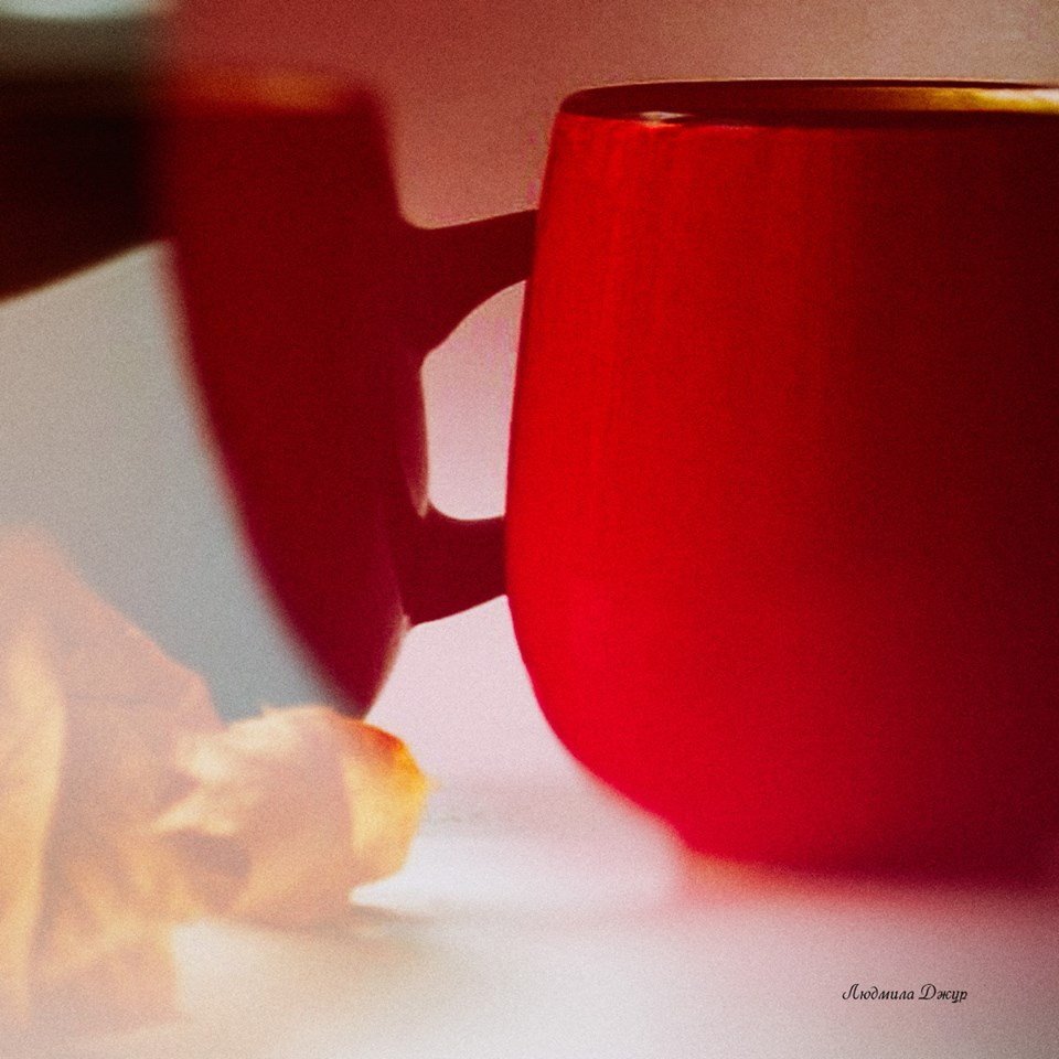 Красная утра 5 букв. Доброе утро в Красном цвете. Кружка красная доброе утро. Чашечка кофе в Красном цвете. Красная чашка.
