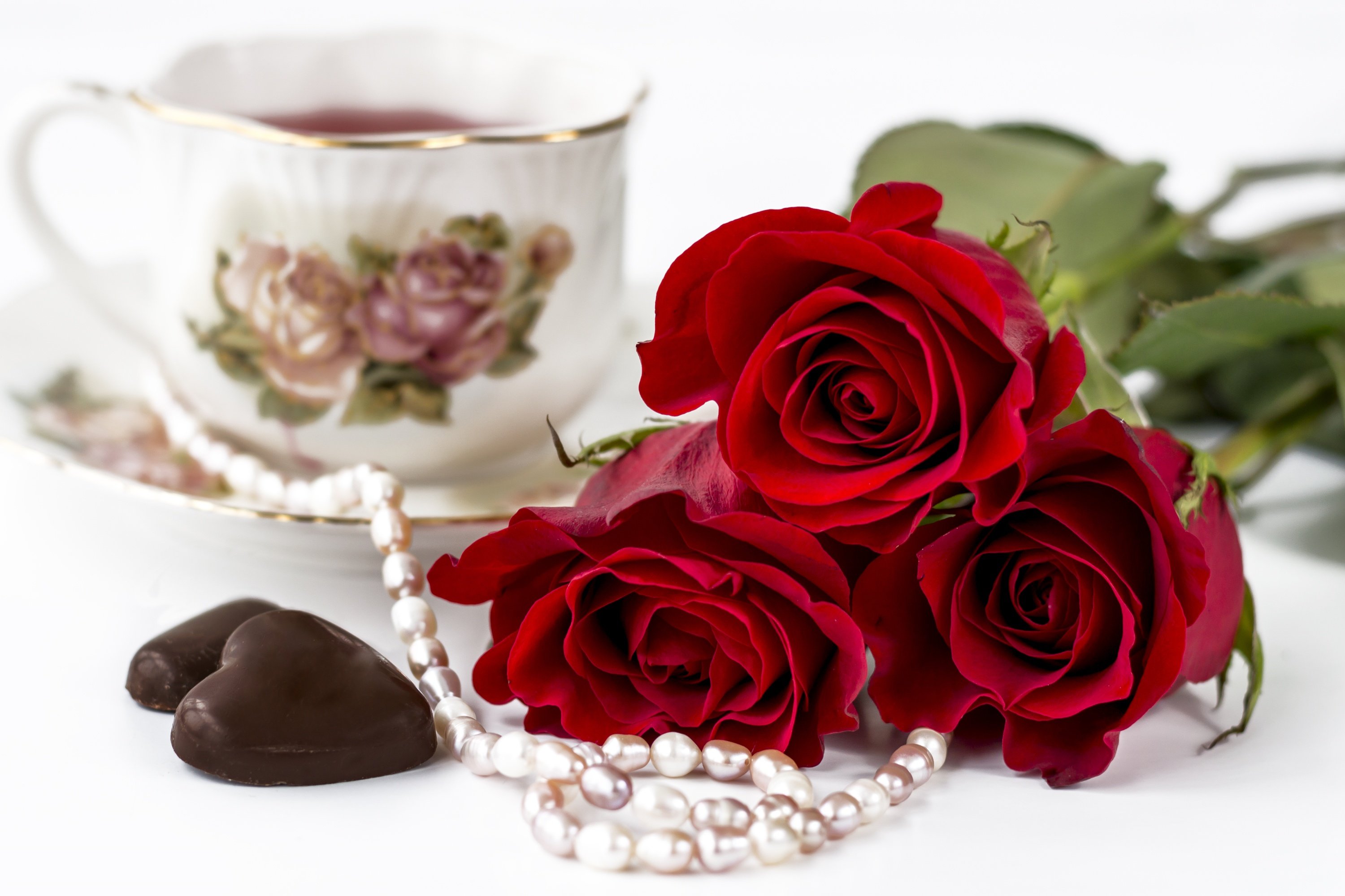 Добрый день картинки с розами. Чашка кофе и цветы. Доброе утро розы. Кофе и цветы.