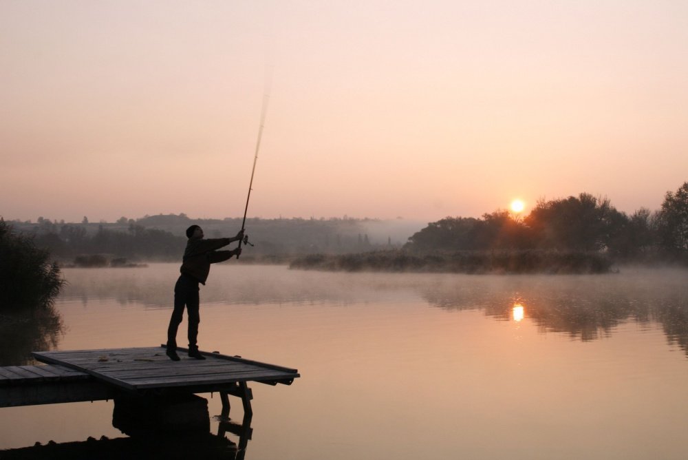 Ловить рыбу с любимым. Рыбак на рассвете. Рыбалка на рассвете. Утро на рыбалке. Рыбалка утром.