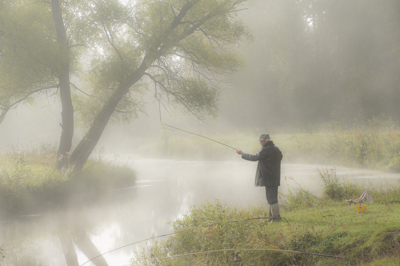 Предложение вижу озеро. Утро рыбака. Рыбак утром. Туманное утро в сентябре. Рыбак на реке туман вертикальное.