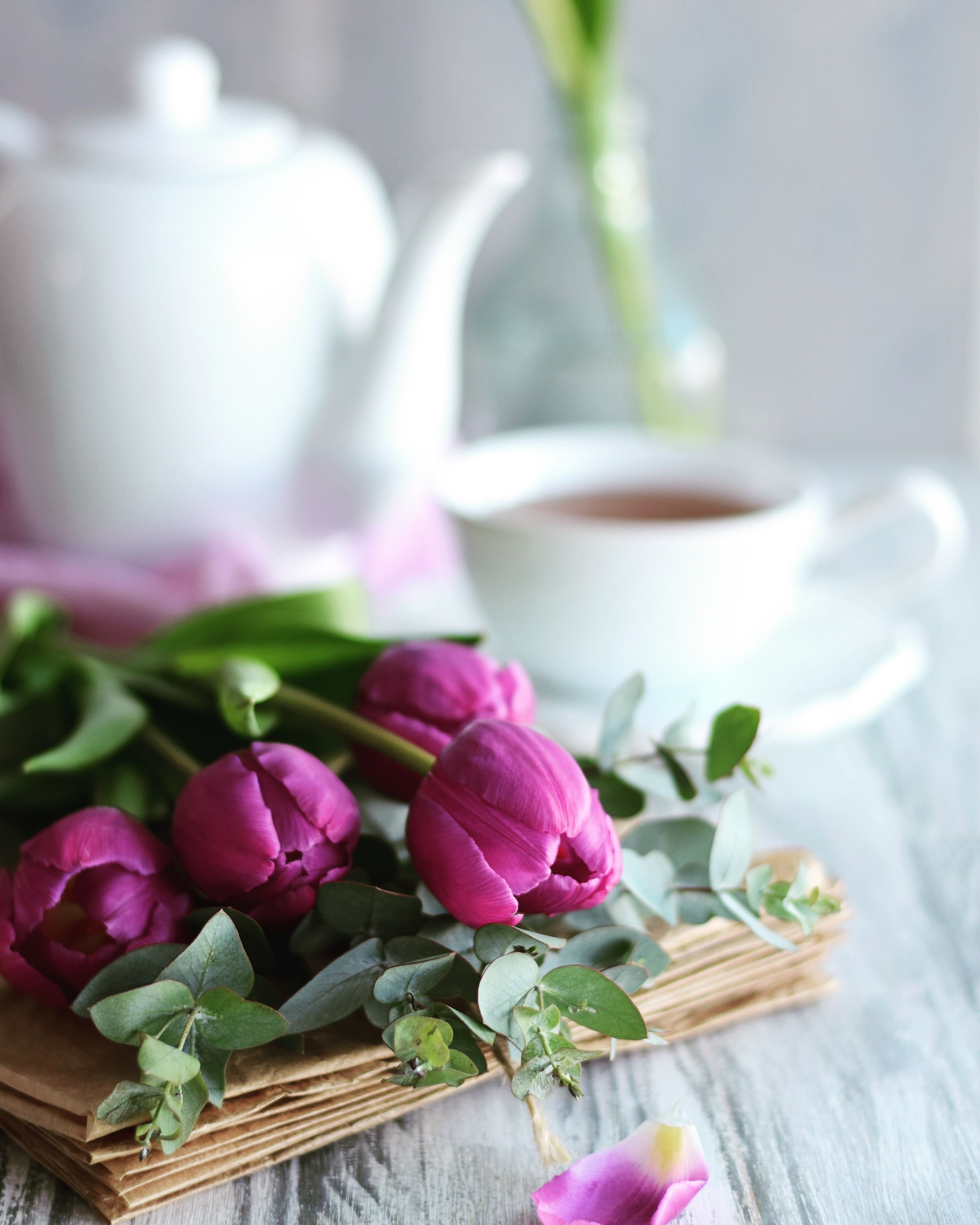 С добрым утром тюльпаны с пожеланиями красивые. Утренние цветы. Доброе утро тюльпаны и кофе. Цветы в кружке. Утренние тюльпаны.
