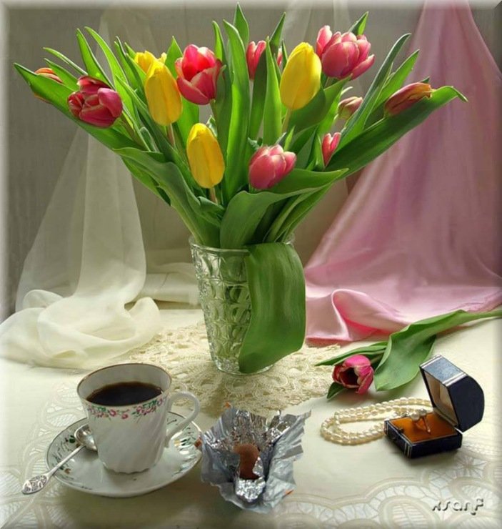 Доброе весеннее утро с тюльпанами картинки. Букет весенних цветов и кофе. Доброе утро тюльпаны. Красивый весенний букет тюльпанов. Красивый букет тюльпанов в вазе.