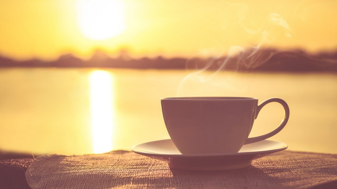 Насчет утра. Утро солнце чашка кофе. Утро кофе солнце. Кофе на рассвете. Чашка кофе на рассвете.