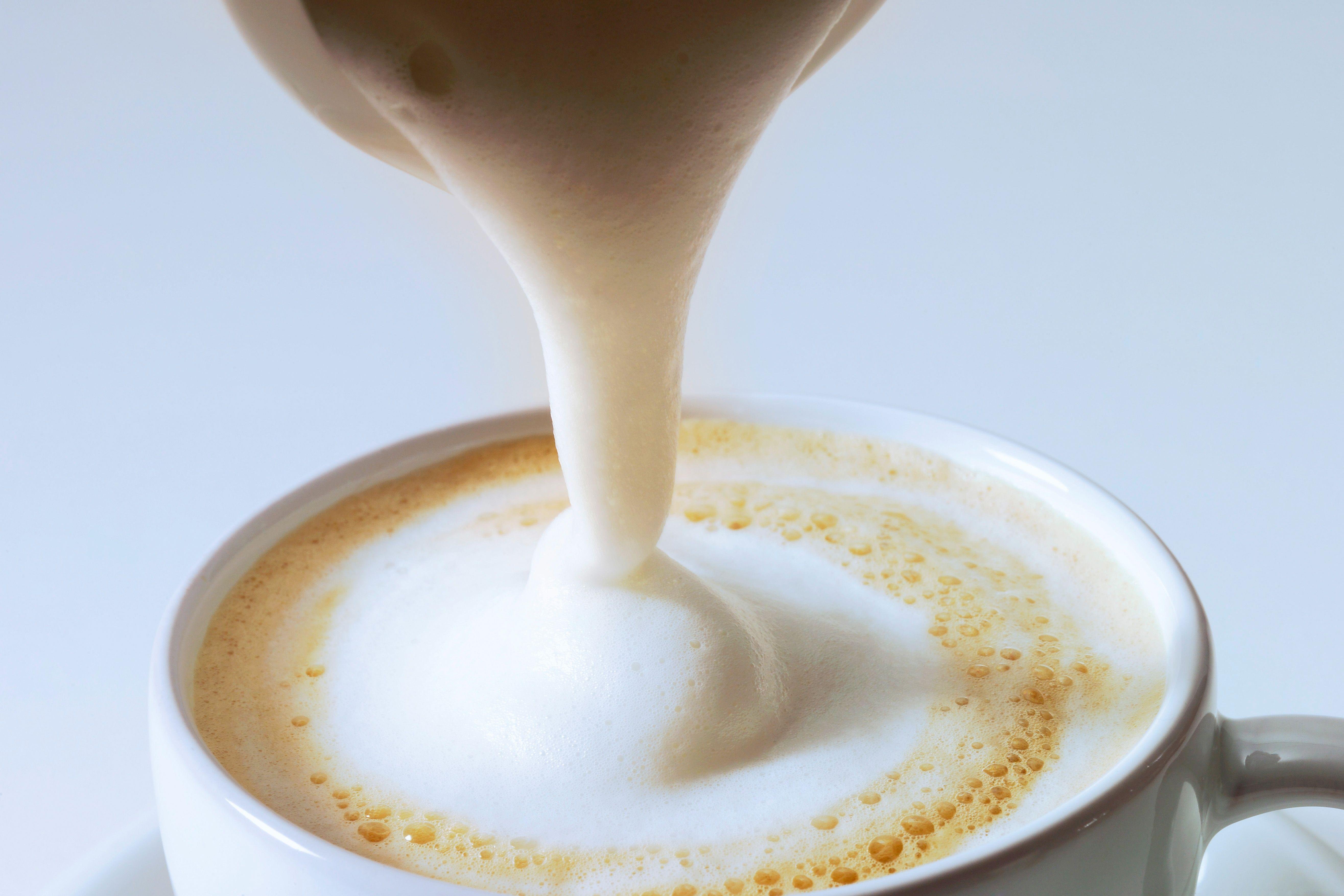 Coffee is with milk. Кофе с пенкой. Пенка капучино. Молоко с пенкой. Молочная пенка для кофе.