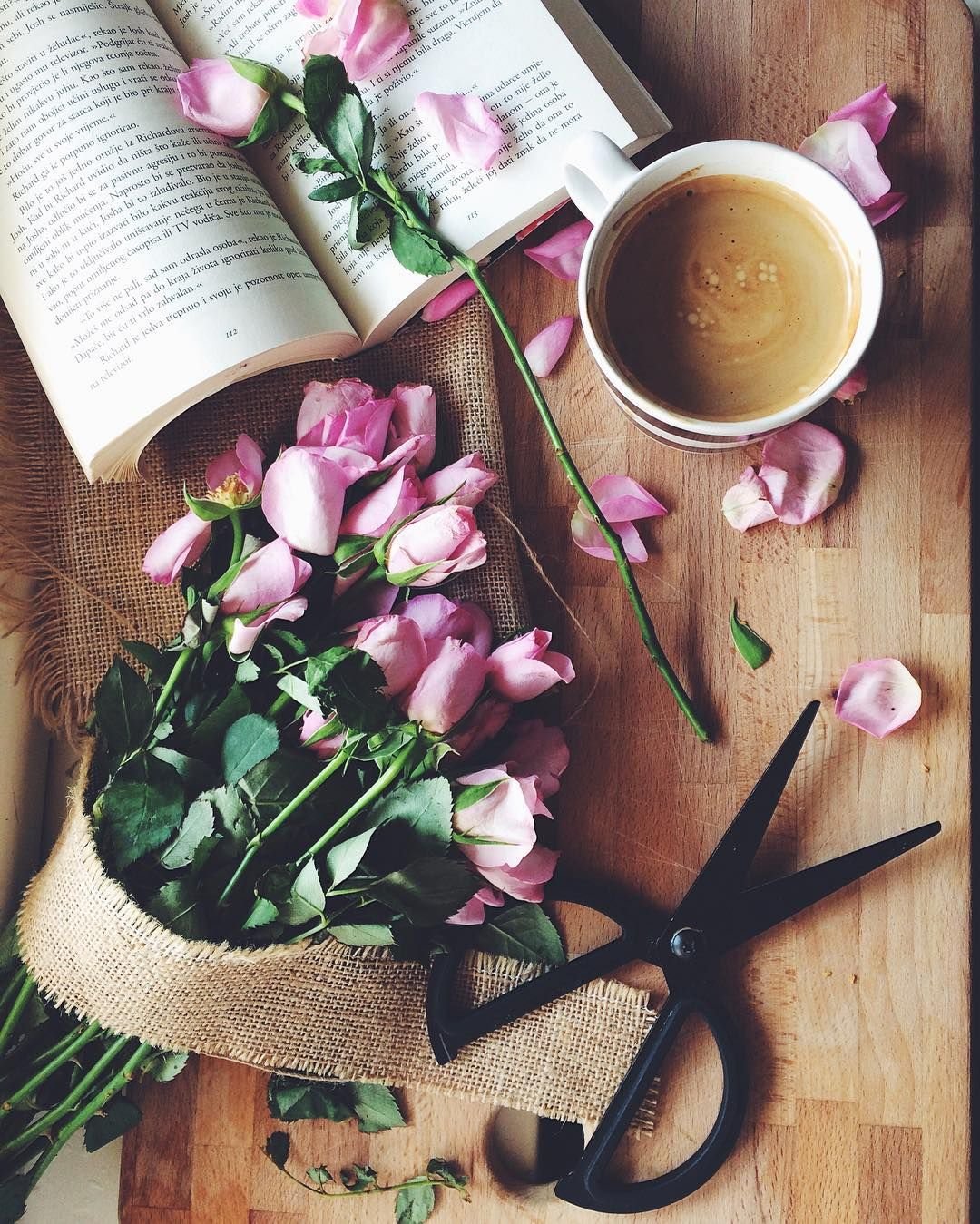 Вдохновение с утра. Кофе и цветы. Уютные весенние цветы. Чашка кофе и цветы. Книга цветы.