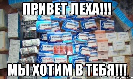 Енот машет ручкой
