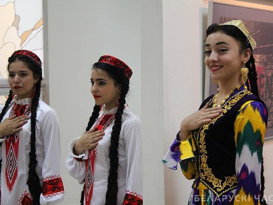 Таджик на таджикском. Традиции памирцев Таджикистане. Узбекские женщины. Национальная одежда памирцев. Культура народов Таджикистана.