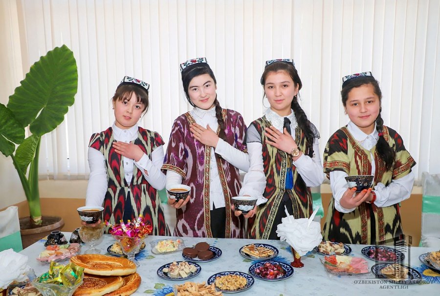 Праздник у узбеков сегодня. Сумаляк в Узбекистане. Узбекистан гостеприимство. Навруз в Узбекистане. Национальный костюм таджиков.