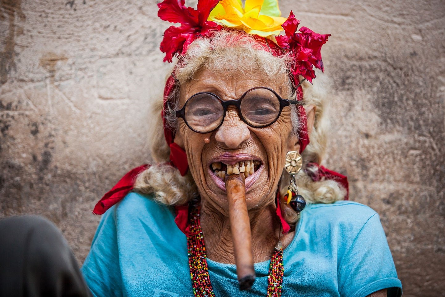 Бабушка без зубов. Сумасшедшая женщина.