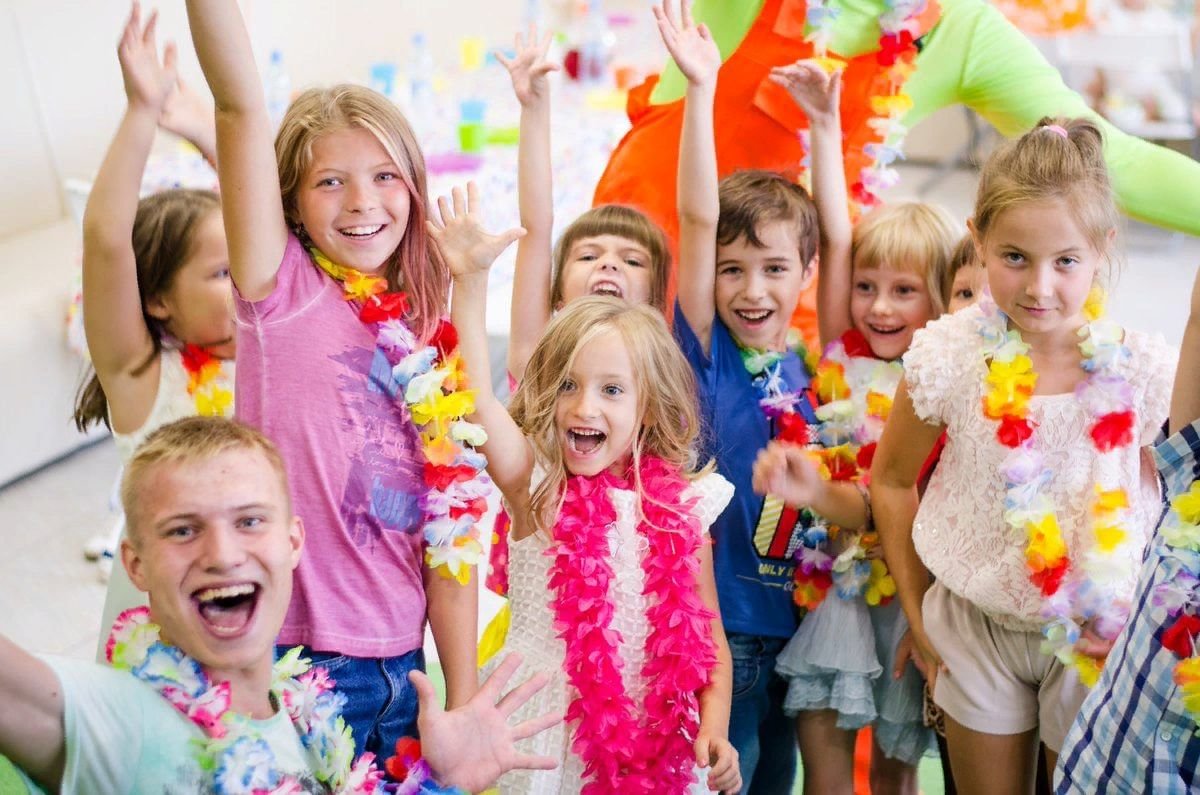 Веселые мероприятия для детей. Гавайская вечеринка для детей. Праздничные мероприятия для детей. Дети праздник. Тематический детский праздник.