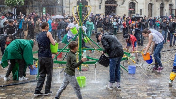 Обливают девушек водой на улице