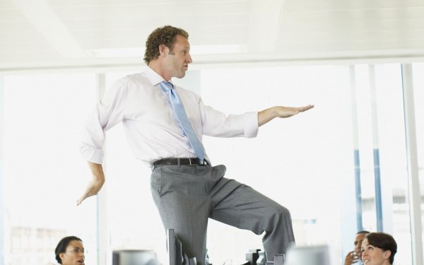 Мужчина танцует в офисе