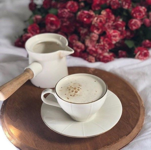 Кофе в белой чашке