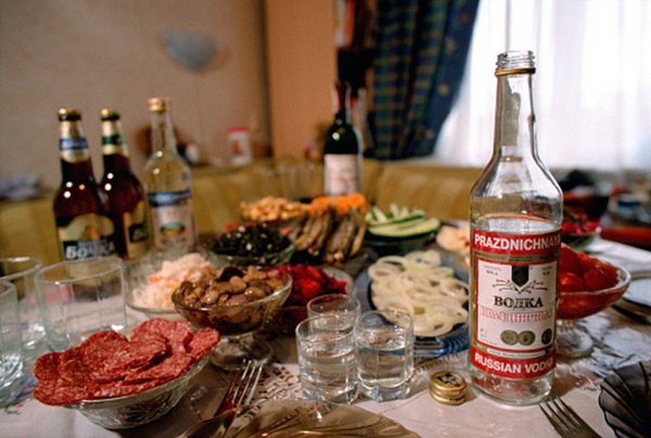 Застолье с водкой