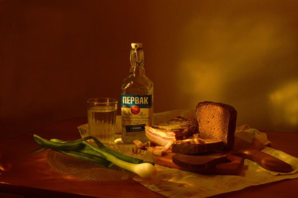 Натюрморт с бутылкой водки