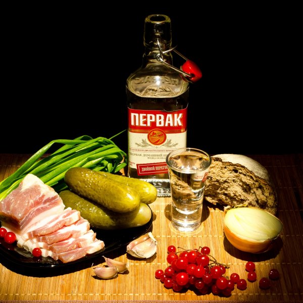 Бутылка водки и закуска