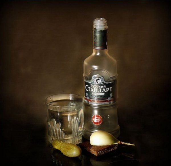 Бутылка водки с рюмкой