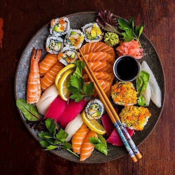 Вкусная еда на столе и чай