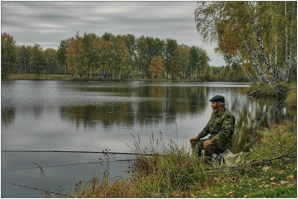 Рыбак на берегу реки