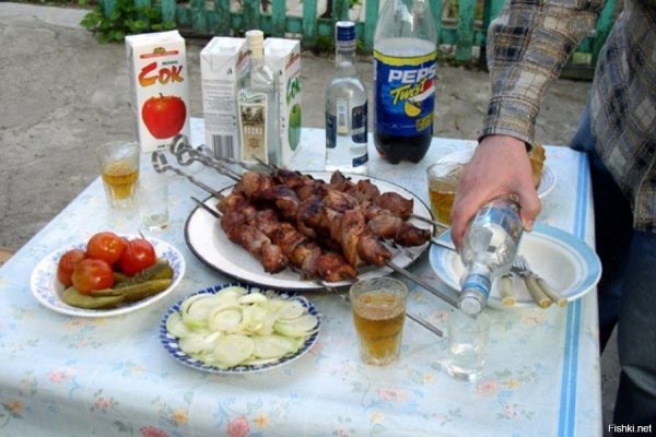 Стол с шашлыками и выпивкой