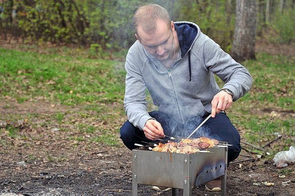 Люди в лесу на шашлыках