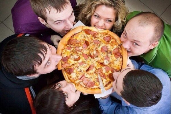 Поедание пиццы