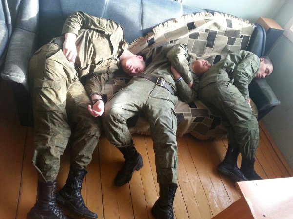 Спящие солдаты в казарме