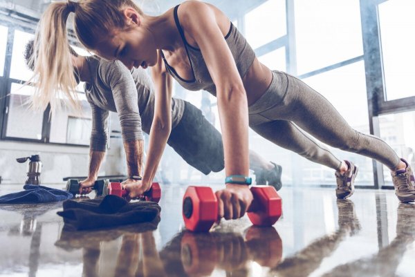 Занимается спортом в спортзале