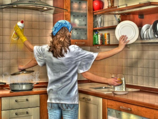 Уставшая женщина у плиты