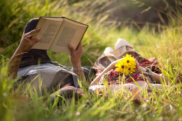 Девушка с книжкой на природе