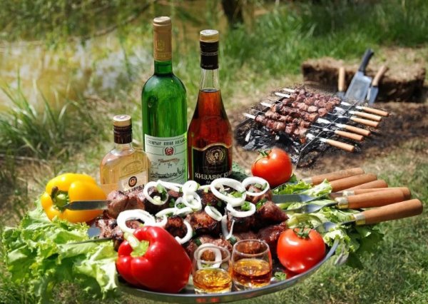 Праздничный стол с шашлыком