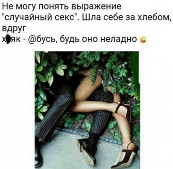 Обезьяна танцует