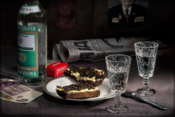 Стопка водки на столе