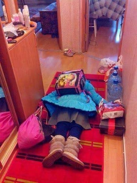 Девочка пришла из школы