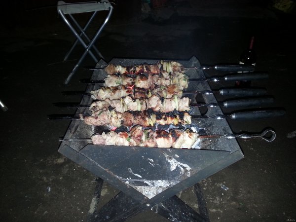 Шашлык на мангале в гараже