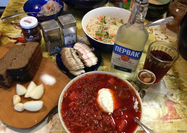 Накрытый рыбацкий стол
