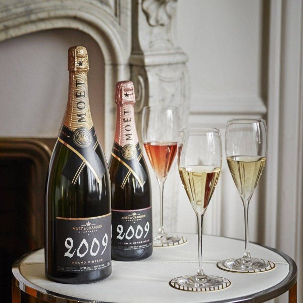 Chandon moët на столе
